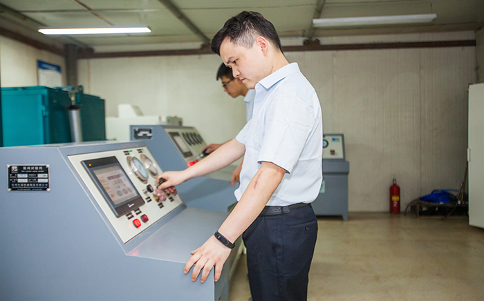 瓶閥試驗機:對閥體進行氣密性試驗，可根據(jù)程序自動加壓保壓、泄露報警實時監(jiān)測功能。