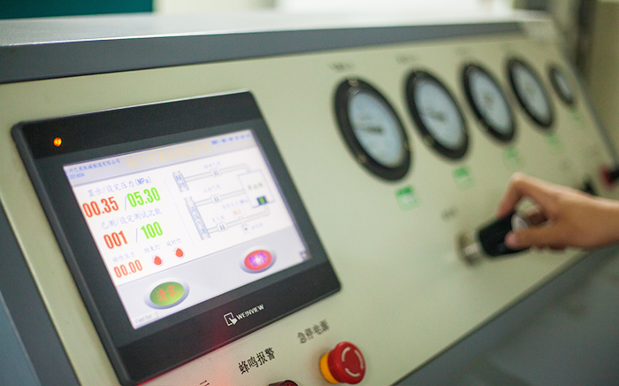 工作可靠性試驗設(shè)備:可根據(jù)專業(yè)操作系統(tǒng)選擇程序精準(zhǔn)自動加壓;對產(chǎn)品進行工作可靠性試驗檢測。