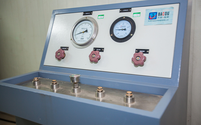 壓力表校驗臺:專門針對壓力顯示器(壓力表)進行校準(zhǔn)檢測。